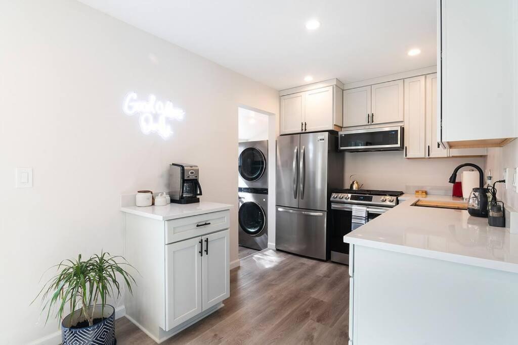 Beautiful 3 Bed 1 Bath Designer Home + Hot Tub Los Angeles Bagian luar foto