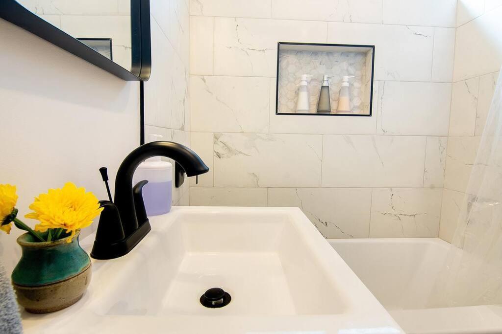 Beautiful 3 Bed 1 Bath Designer Home + Hot Tub Los Angeles Bagian luar foto