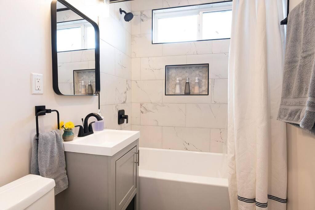 Beautiful 3 Bed 1 Bath Designer Home + Hot Tub Los Angeles Bagian luar foto