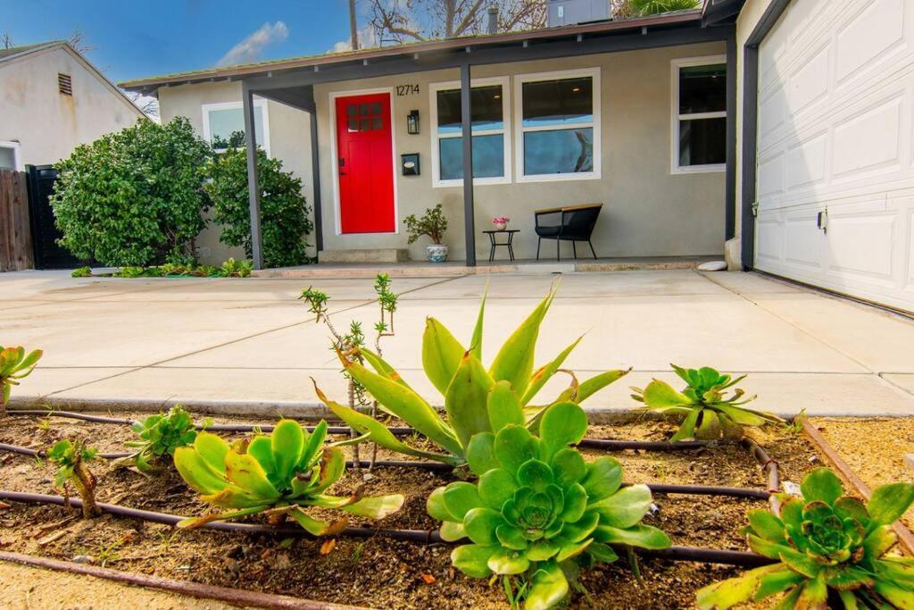 Beautiful 3 Bed 1 Bath Designer Home + Hot Tub Los Angeles Bagian luar foto