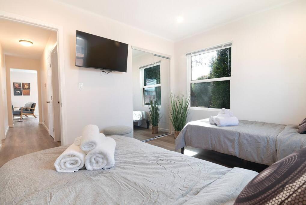 Beautiful 3 Bed 1 Bath Designer Home + Hot Tub Los Angeles Bagian luar foto