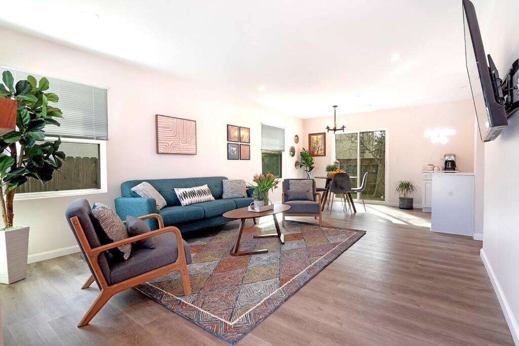 Beautiful 3 Bed 1 Bath Designer Home + Hot Tub Los Angeles Bagian luar foto
