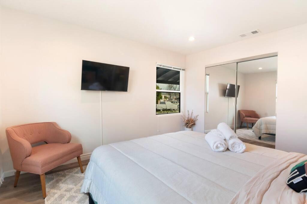 Beautiful 3 Bed 1 Bath Designer Home + Hot Tub Los Angeles Bagian luar foto