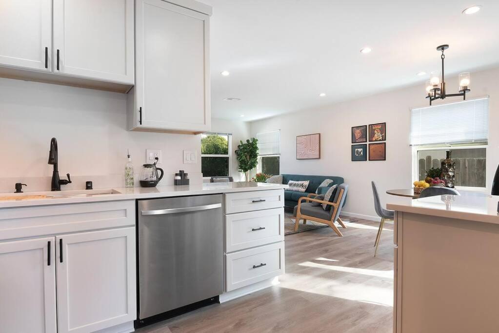 Beautiful 3 Bed 1 Bath Designer Home + Hot Tub Los Angeles Bagian luar foto